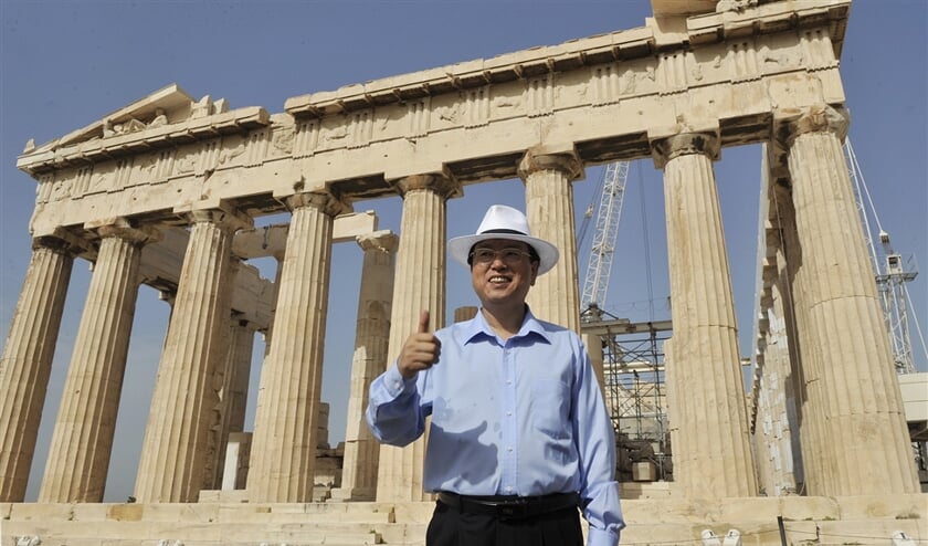 De Chinese vicepremier Zhang Dejiang bij het Parthenon in Athene, in 2010. China heeft de laatste jaren veel in Griekenland geïnvesteerd. De Grieken zullen zich niet gauw meer over de mensenrechten in China uitspreken. (afp / Louisa Gouliamaki)