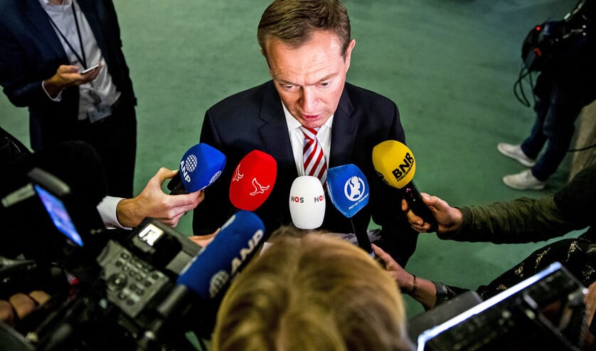 Minister Bruno Bruins (Medische Zorg) wil niet dat de overheid meebetaalt aan de winst van farmaceutische bedrijven. Maar hoe wil hij de prijzen van geneesmiddelen wél omlaag krijgen? (anp / Remko de Waal)