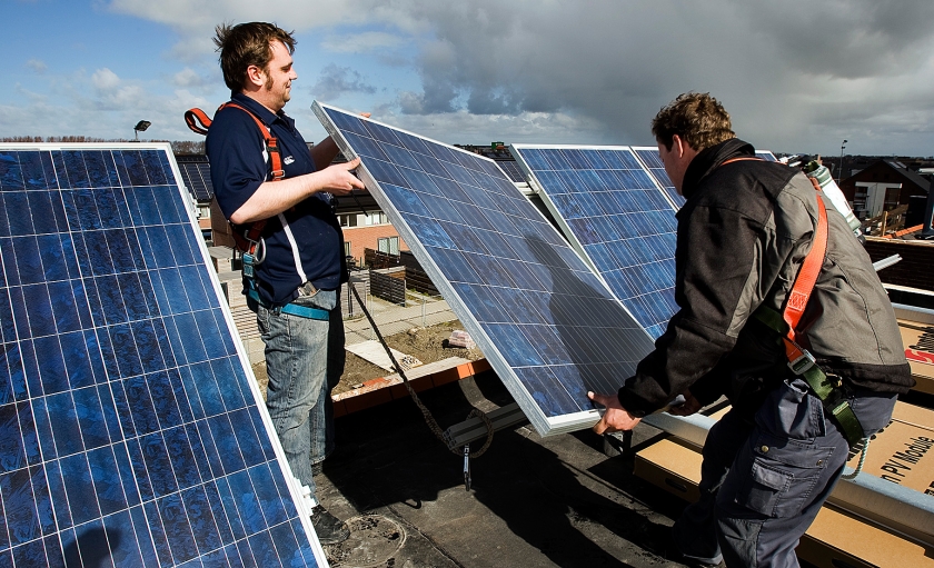 Een lokale energiecoöperatie draagt ook bij aan de sociale cohesie in de wijk en creëert werkgelegenheid voor lokale aannemers. (anp / Lex van Lieshout)
