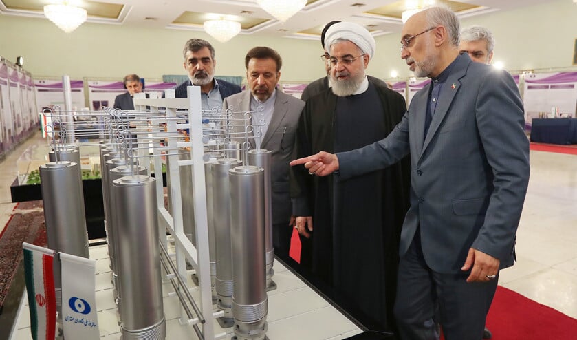 De Iraanse president Hassan Rouhani op bezoek bij een nucleaire installatie in zijn land, in april dit jaar. De mate waarin Iran het nucleaire akkoord heeft overtreden, stelt niet veel voor. (epa / kabinet van de iraanse president)
