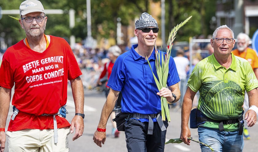 Wandelaars op de Via Gladiola tijdens de laatste dag van de 103e editie van de Nijmeegse Vierdaagse. (anp / Piroschka van de Wouw)