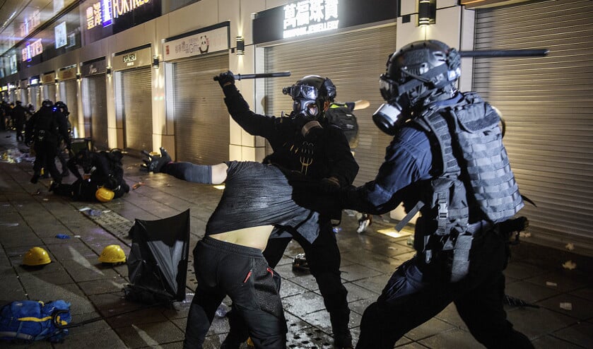 De politie schoot afgelopen weekend gericht, demonstranten en ook toevallige voorbijgangers werden in elkaar geslagen, er vloeide meer bloed dan ooit in de straten van Hongkong. (afp / Anthony Wallace)