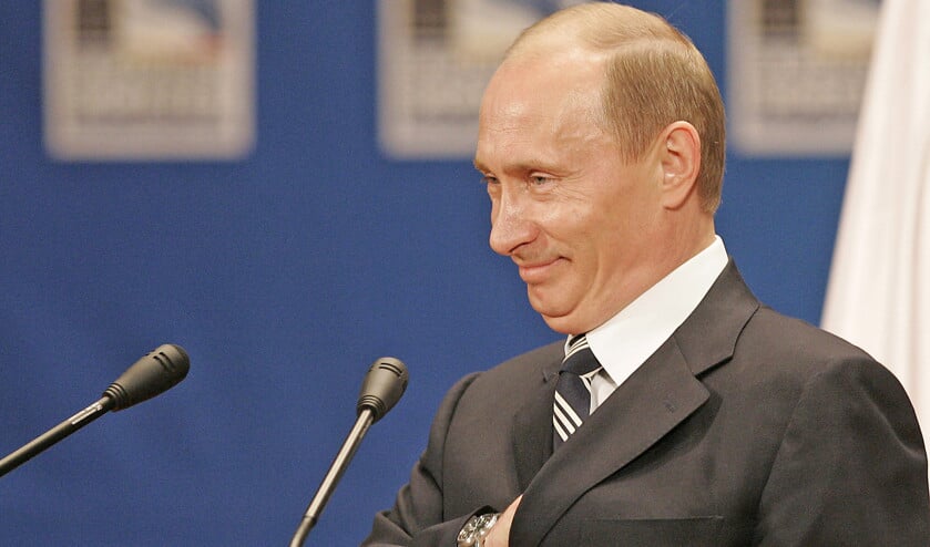 De Russische president Vladimir Putin op een persconferentie tijdens een NAVO-top in Roemenië in 2008. Daar noemde hij al een groot aantal regio’s waar een Russische bevolking woont en waar Rusland iets mee wil. (ap / Michel Euler)