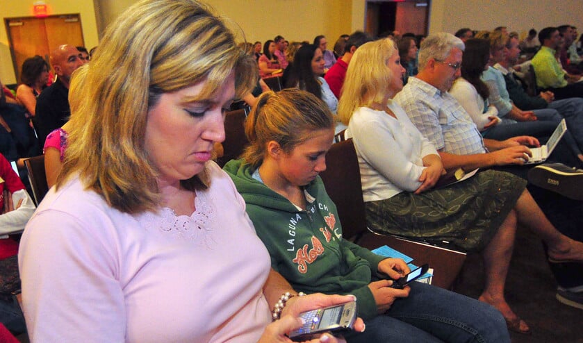 Begrijpen kerkelijke leiders hoe de samenleving verandert, en hun gemeenteleden net zo goed? Wat betekent bijvoorbeeld onze vergroeiing met onze smartphones voor de overdracht van het evangelie ...? (ap / Robert Lahser)