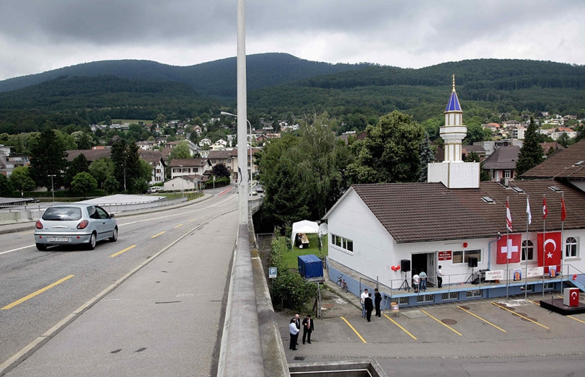 De Turkse moskee in het Zwitserse Wangen bei Olten kreeg in 2009 een minaret, als vierde en voorlopig laatste in het land. Kort daarna stemde de Zwitserse bevolking in een referendum voor een verbod op de bouw van nieuwe minaretten. (ap / Peter Klaunzer)