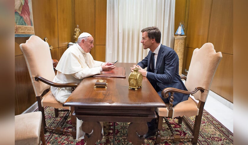 Paus Franciscus en premier Rutte vinden dat samenwerking tussen politieke en religieuze leiders geboden is. Zij ontmoetten elkaar op 15 juni 2016. (ap)