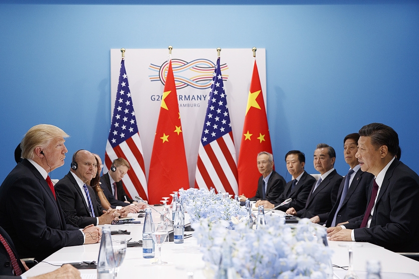President Donald Trump ontmoette de Chinese president Xi Jinping tijdens de G20, op 8 juli in Hamburg. China wil graag wereldleider op het gebied van energietransitie worden, waar de VS het laten afweten. (ap / Evan Vucci)