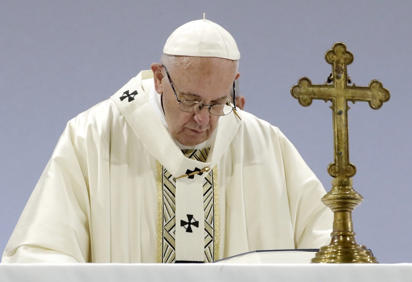 Paus Franciscus celebreert een mis in de Palexpo, in de Zwitserse stad Genève. Hij bracht donderdag een bezoek aan de stad, ter gelegenheid van de 70e verjaardag van de Wereldraad van Kerken. (ap / Alessandra Tarantino)