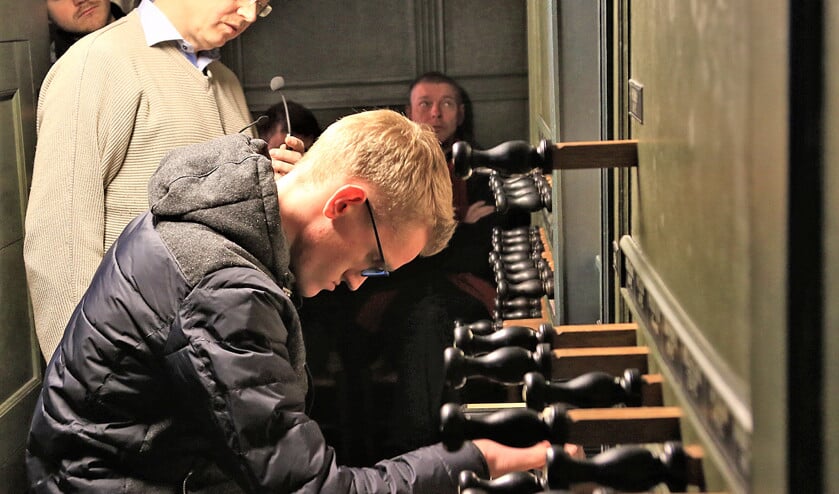 Tijdens de ‘Orgelzomer Groningen’ worden geregeld masterclasses gehouden. Student Jaap de Kok bespeelt hier het orgel van de Martinikerk onder het toeziend oog van organist Wolfgang Zerer. (Richard Bos)