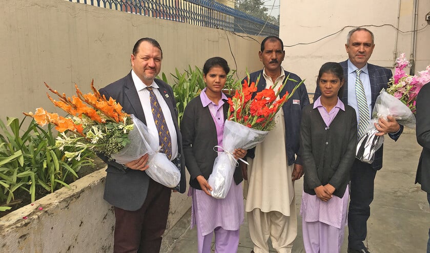 Europarlementariër Peter van Dalen (rechts) en zijn Slowaakse collega Branislav Skripek ontmoeten in Pakistan de man en dochters van de veroordeelde christin Asia Bibi. (Maarten van de Fliert)