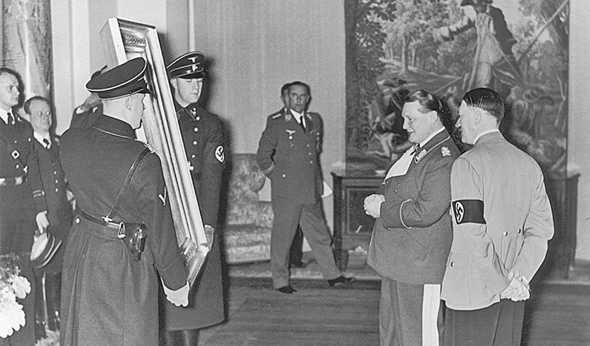 Adolf Hitler geeft Hermann Göring een schilderij, voor zijn 45e verjaardag. (getty (Göring-foto), national archives and records administration en rijksdienst voor het cultureel erfgoed)