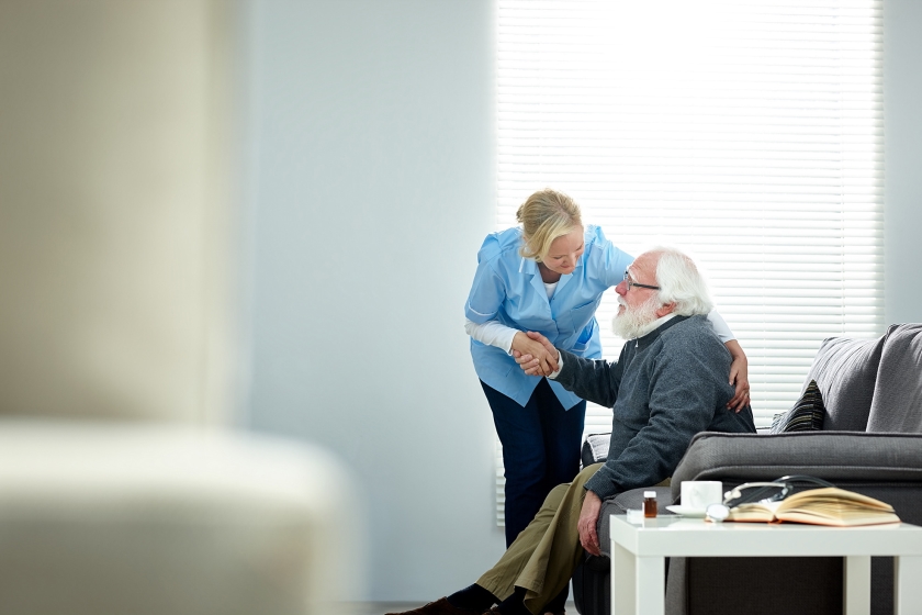 Voor professionals in de zorg is van alles geregeld, maar voor de mantelzorger is er niets: geen protocol, geen juridische bescherming. Het komt over als vals spel. Dat is natuurlijk niet bedoeling geweest, maar wel het effect. (istock)