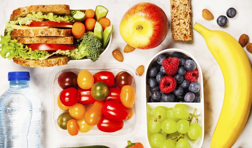 Het plaatsen van gezond eten bij de kassa stelt mensen in de gelegenheid om zich te gedragen zoals ze eigenlijk willen, maar niet altijd in praktijk brengen: ze gaan gezond eten. Wat kun je tegen zulke hulp hebben? (istock)
