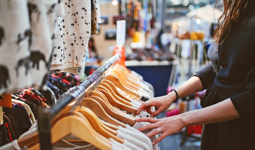De boodschap is nog steeds: Koop, dat maakt u gelukkig. En we gaan er nog in groten getale in mee. (istock)