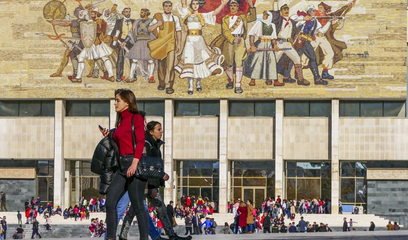 Het centrum van Tirana, Albanië. Op de achtergrond het Nationaal Museum, met een mozaïek uit de tijd van het communisme. (istock / Alexander Farnsworth)