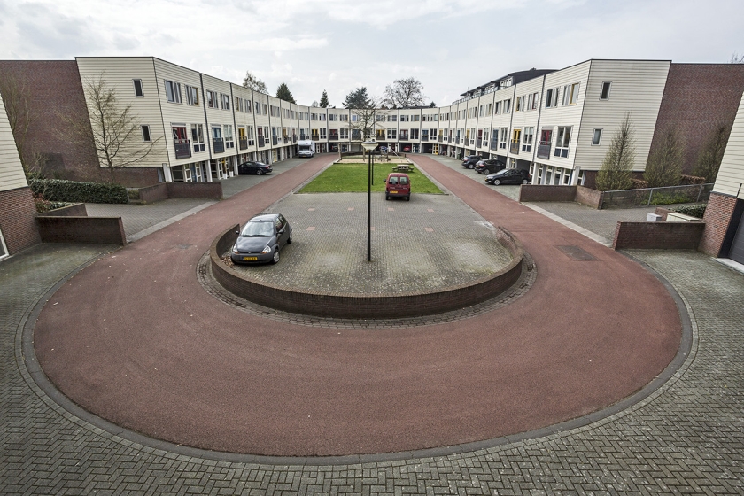 Apeldoorn, De Adelaar (1950-1998). De architect heeft met een heel vette knipoog het ovaal in stand gehouden. De straatnaam is nu De Wielerbaan. (Robert van Willigenburg, fotopersbureau het zuiden / stadsarchief breda)