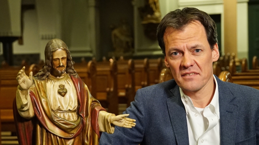 Het is onbegrijpelijk dat de NPO wil bezuinigen juist op journalistiek (Brandpunt+, Tegenlicht, Zembla), geschiedenis (Andere tijden) of levensbeschouwing (Adieu God?, De kist). Tijs van den Brink is de interviewer in Adieu God?. (eo)