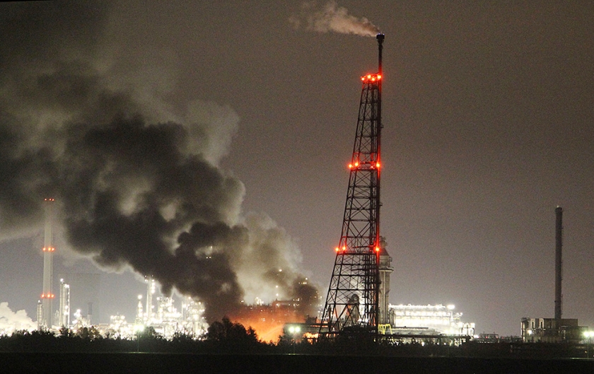 Een grote brand bij Shell Moerdijk in 2014 bracht mens en milieu in gevaar; daarvoor kreeg het concern deze week een boete opgelegd. beeld anp (anp)