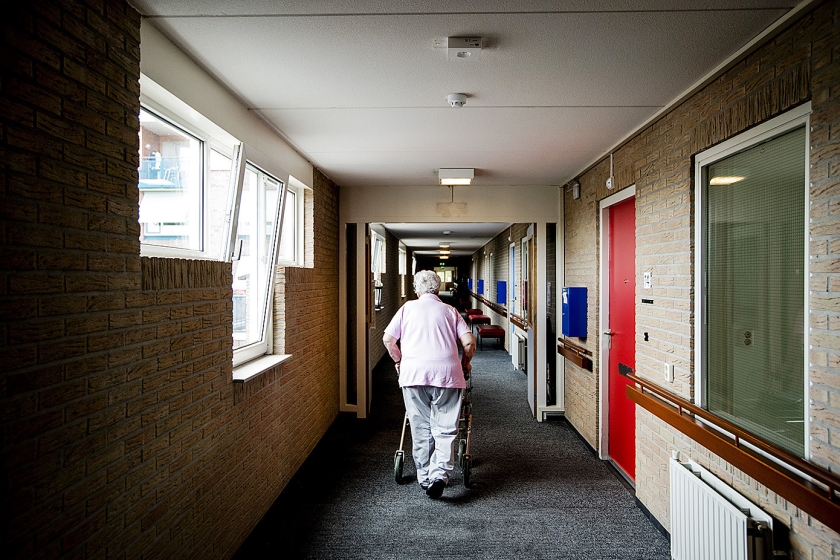 Verpleeghuiszorg bedient slechts 6 procent van de ouderen. Te veel extra geld daarvoor is onevenwichtig, aldus critici. (anp / Robin van Lonkhuijsen)