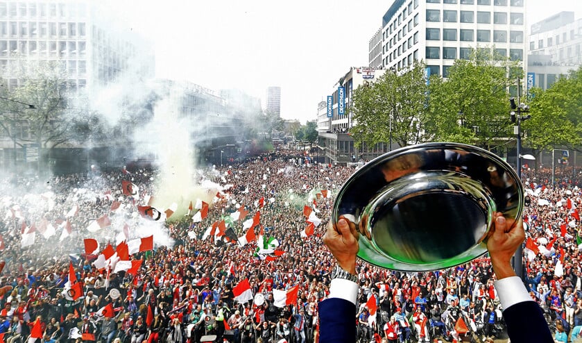 Dirk Kuijt van Feyenoord met de kampioensschaal op het bordes van het stadhuis tijdens de inhuldiging op de Coolsingel. (anp / Olaf Kraak)