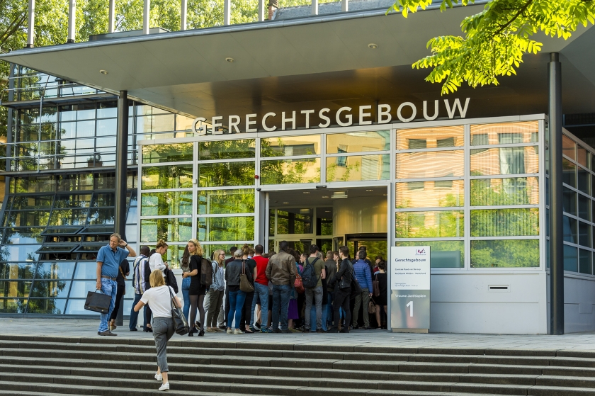 Het openbare karakter van de rechtspraak mag geen excuus zijn om alle ruimte te geven aan de informatiehonger en soms ook sensatiezucht van het grote publiek. De rechter moet journalisten vaker verbieden via sociale media allerlei details te verspreiden over een moordzaak zoals die van Anne Faber. (anp / Lex van Lieshout)
