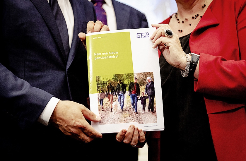 Minister Koolmees en FNV-voorzitter Han Busker presenteerden woensdag een pensioenakkoord. De AOW-leeftijd gaat daarin – voorlopig – minder omhoog. (volkskrant, anp / Robin van Lonkhuijsen)