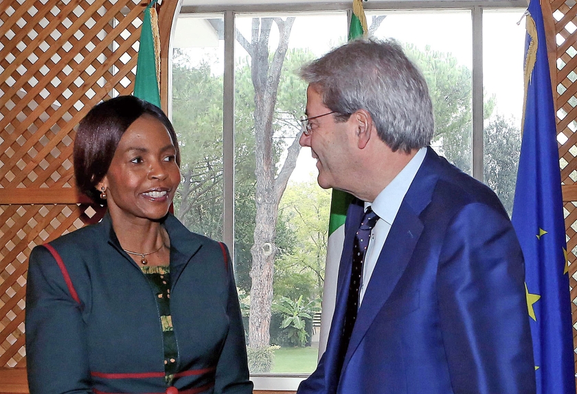 Minister Maite Nkoana-Mashabane (Internationale Betrekkingen) maakte het Zuid-Afrikaanse plan om uit het ICC te stappen formeel bekend. (ap / Fabio Campana)