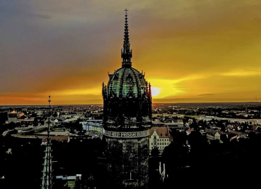Wittenberg in de ondergaande zon, met de slotkapel waar Luther zijn 95 stellingen aan de deur hing. De Reformatie van 1517 was een binnenkerkelijke discussie. (ap / Axel Heimken)