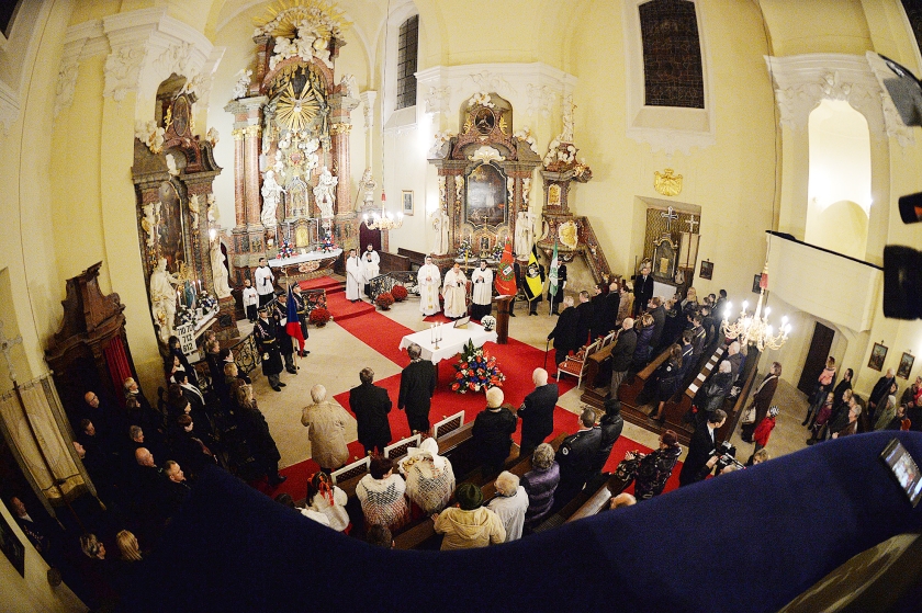 De Tsjechische kardinaal Dominik Duka (met rode muts) celebreert een mis in het presidentiële kasteel in Lany, vlakbij Praag. De verhouding tussen het Vaticaan en regeringen van Oost-Europese landen vergde altijd diplomatieke stuurmanskunst: soms was de kerk kritisch, dan weer loyaal tegenover de machthebbers. (ap)