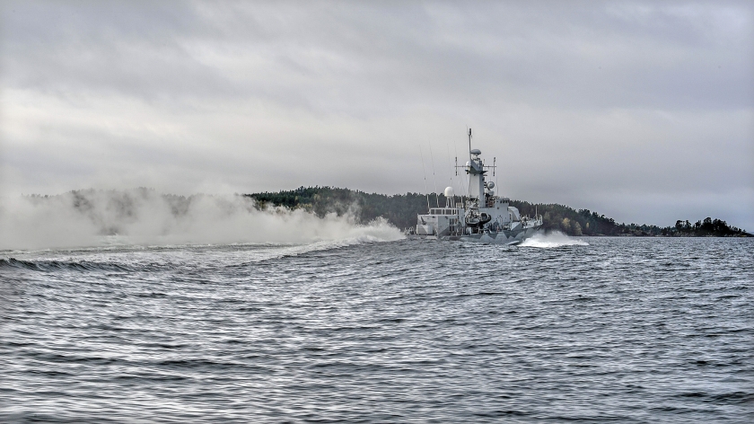 Een Zweeds oorlogsschip patrouilleert voor de kust van Stockholm. Zweden, en ook Finland, zien af van lidmaatschap van de NAVO als gevolg van Russische oorlogstaal dat een keus voor de NAVO niet onbeantwoord zou zijn gebleven. (ap / Anders Wiklund)