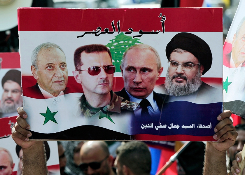 Van dit viertal ‘leeuwen van onze tijd’, aldus betogers in Libanon onlangs, zou vrede in Syrië moeten komen: van rechts naar links Hezbollah-leider Hassan Nasrallah, presidenten Putin en Assad en de Libanese politicus Nabih Berri. (ap / Bilal Hussein)