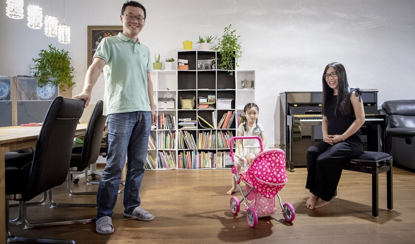 Ting Hao (vrouw) en Yan Ren (man) en hun driejarig dochtertje in hun huis in Eindhoven. (Freek van den Bergh)