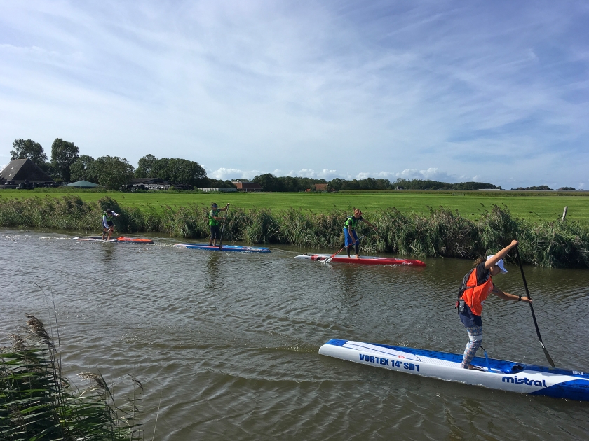 De Elfstedentocht hoeft natuurlijk niet per se geschaatst te worden, bewees zwemmer Maarten van der Weijden onlangs al. Suppers (beoefenaars van de sport stand up paddling) ontdekten dit al eerder en wagen zich deze week voor de elfde keer aan de ‘Tocht der tochten’ (Dick Vos)