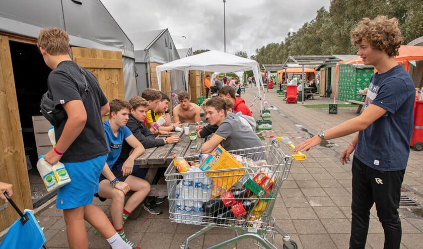 Tenten, jongeren, mineraalwater en stapels kratten: het is zomer op de Terschellingse camping Appelhof. (Harry Cock)