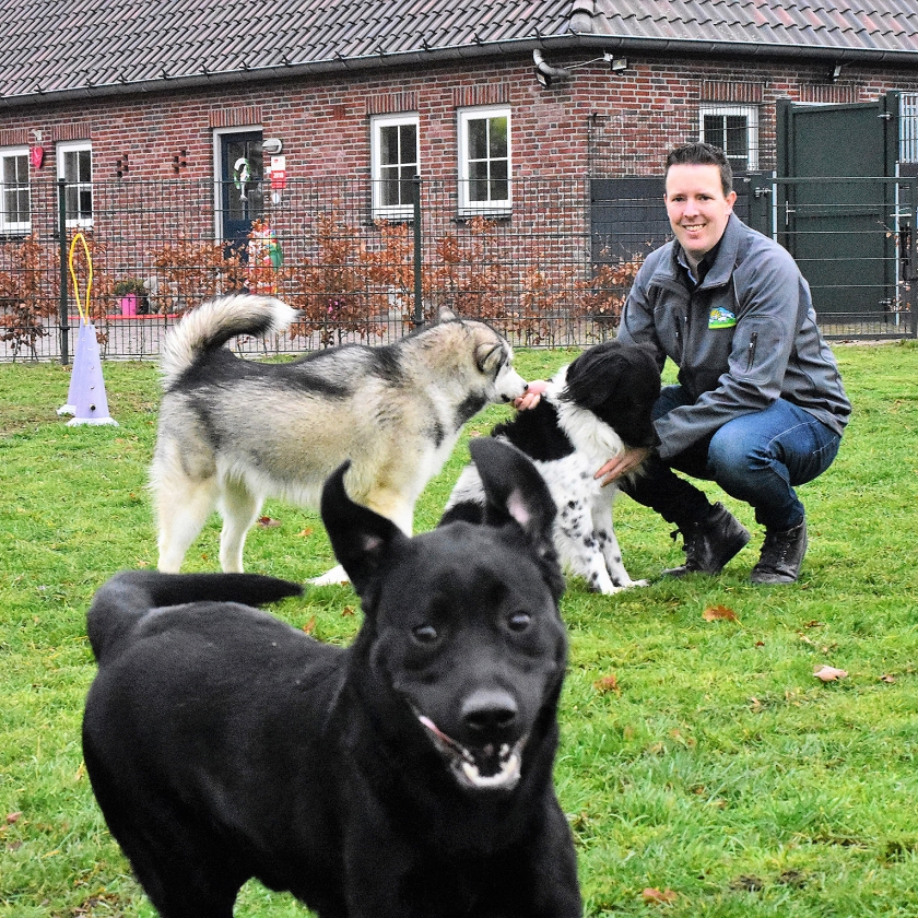 Eigenaar Harvy Schouten van pension De Lofert in Berlicum met een paar van zijn gasten. (Theo Haerkens)