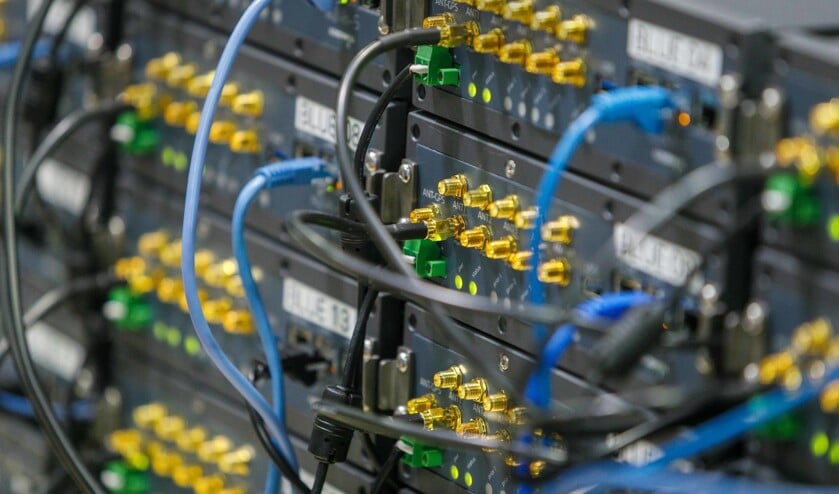 Deelnemers achter hun computerscherm tijdens Locked Shields 2018, de grootste internationale cyberaanvaloefening, georganiseerd door de NAVO. (navo ccdcoe / Arno Mikkor)