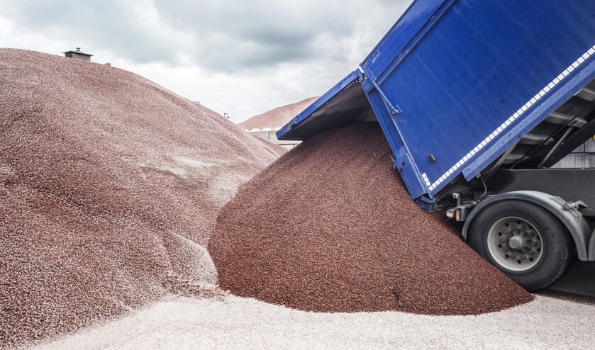 In een asfaltcentrale van Dura Vermeer in Eemnes wordt geëxperimenteerd met de bestanddelen van asfalt: steentjes, zand, vulstof en bitumen. (Aurélie Geurts)