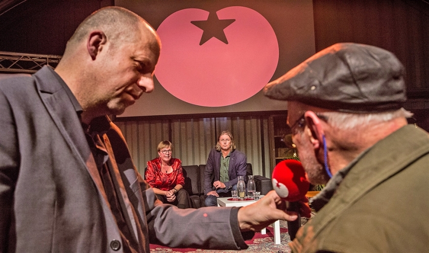 Kandidaat-voorzitters Jannie Visscher en Patrick van Lunteren (midden) worden onder vuur genomen. (Arie Kievit)