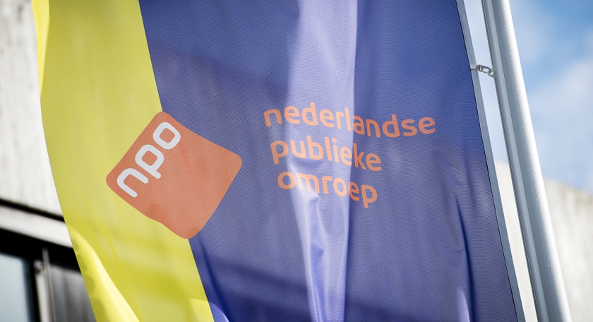 De vlag die wappert voor het gebouw van de NPO op het terrein van het Mediapark in Hilversum. (anp / Remko de Waal)