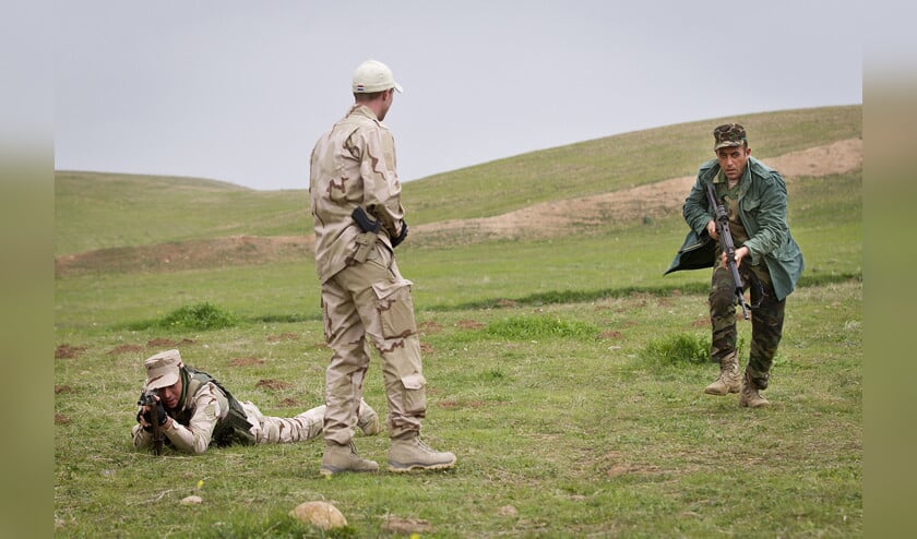 Nederlandse militairen geven schietlessen aan Koerdische Peshmerga-strijders in Erbil in Irak. (anp / Evert-Jan Daniels)