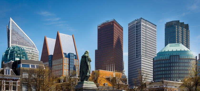 Het ministerie van Volksgezondheid – gevestigd in het gebouw met de twee puntdaken – was in 90 procent van de Wob-verzoeken te laat met een antwoord. (anp / Lex van Lieshout)