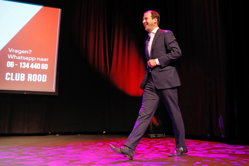 Lodewijk Asscher in ‘Café Rood’ in Hilversum. De partij wil terug naar de bron van de bestaanszekerheid. (anp / Bas Czerwinski)