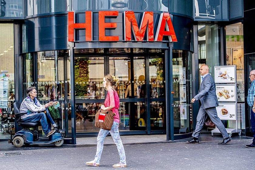 De zeven bakkerijen van Hema worden verkocht aan de hoogste bieder. Maar wat het warenhuis betreft, blijft de tompouce in de schappen liggen. (anp / Robin Utrecht)