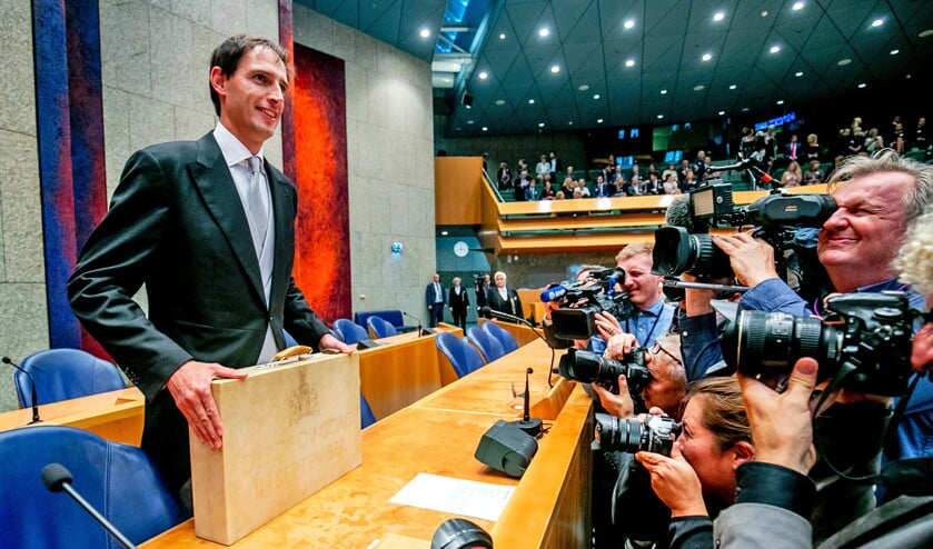 Minister Wopke Hoekstra van Financiën presenteerde op Prinsjesdag in de Tweede Kamer het koffertje met de rijksbegroting en miljoenennota. (anp)