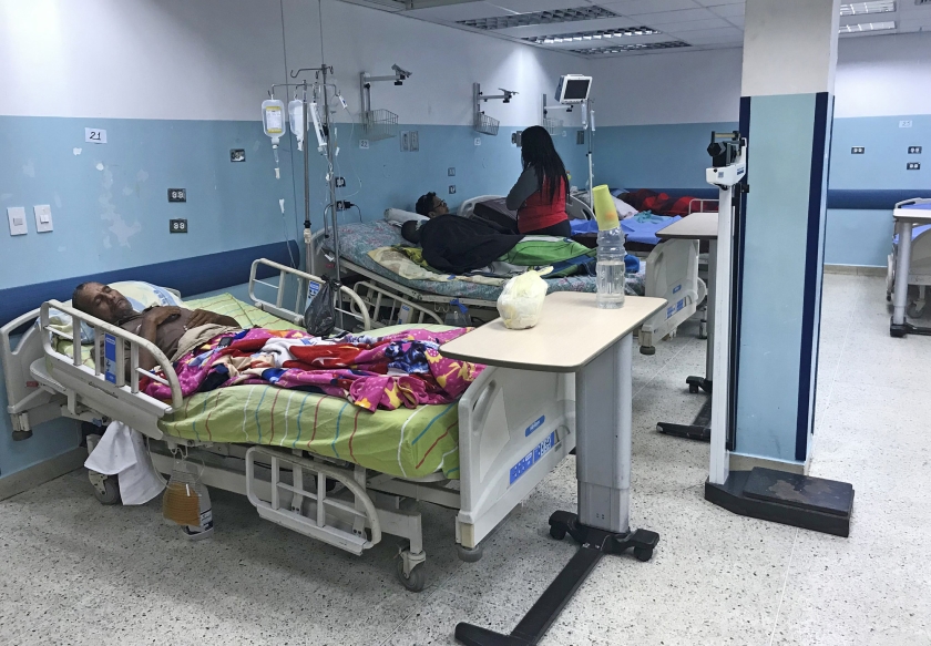 Patiënten in het Dr. Miguel Perez Carrenoziekenhuis in het westen van de Venezolaanse hoofdstad Caracas. Er liggen duizenden Venezolanen op sterven door gebrek aan medicijnen en voedsel. (afp / Yuri Cortez)