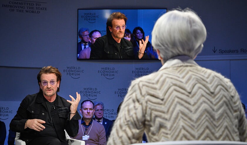 De Ierse rockbandzanger van U2, Bono (l.), ging in Davos in debat met Christine Lagarde, directeur van het Internationaal Monetair Fonds (IMF). (afp / Fabrice Coffrini)