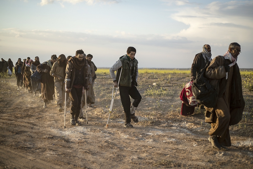 Van jihadisme verdachte strijders die zich hebben overgegeven aan Syrische troepen. (afp / Delil souleiman)