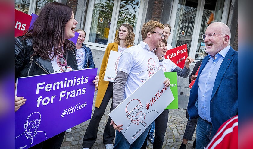 Eurocommissaris Frans Timmermans (r.), afgelopen maandag voor aanvang van het Maastricht Debate. Hij is de enige lijsttrekker die veel bekendheid geniet. (anp / Marcel van Hoorn)