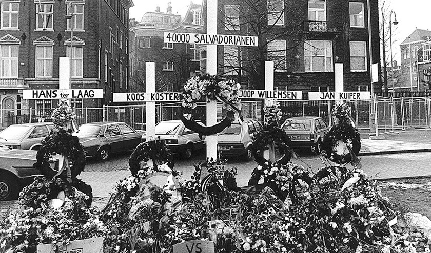 In 1982 herinnerden kruisen bij de Amerikaanse ambassade in Amsterdam aan de moord op vier IKON-journalisten in El Salvador. (anp)