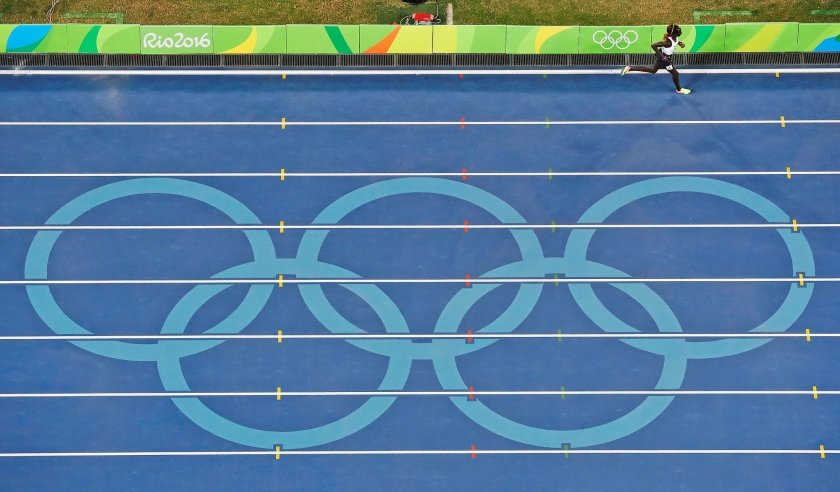 Anjelina Nadai Lohalith loopt nog haar 1500 meter terwijl haar tegenstanders al klaar zijn. (ap / Morry Gash)